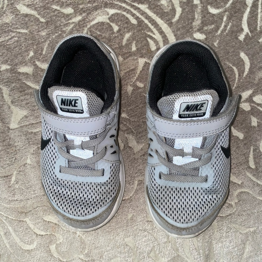 Nike 9c grey sneakers black swoosh